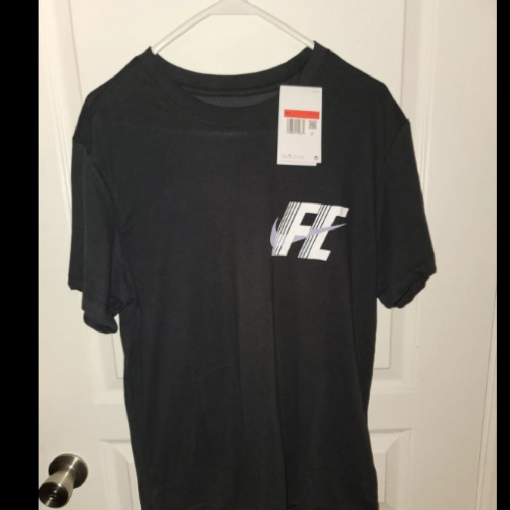 The Nike Tee Men's Large Dri-Fit Short Sleeve T-Shirt New w/ Tags!